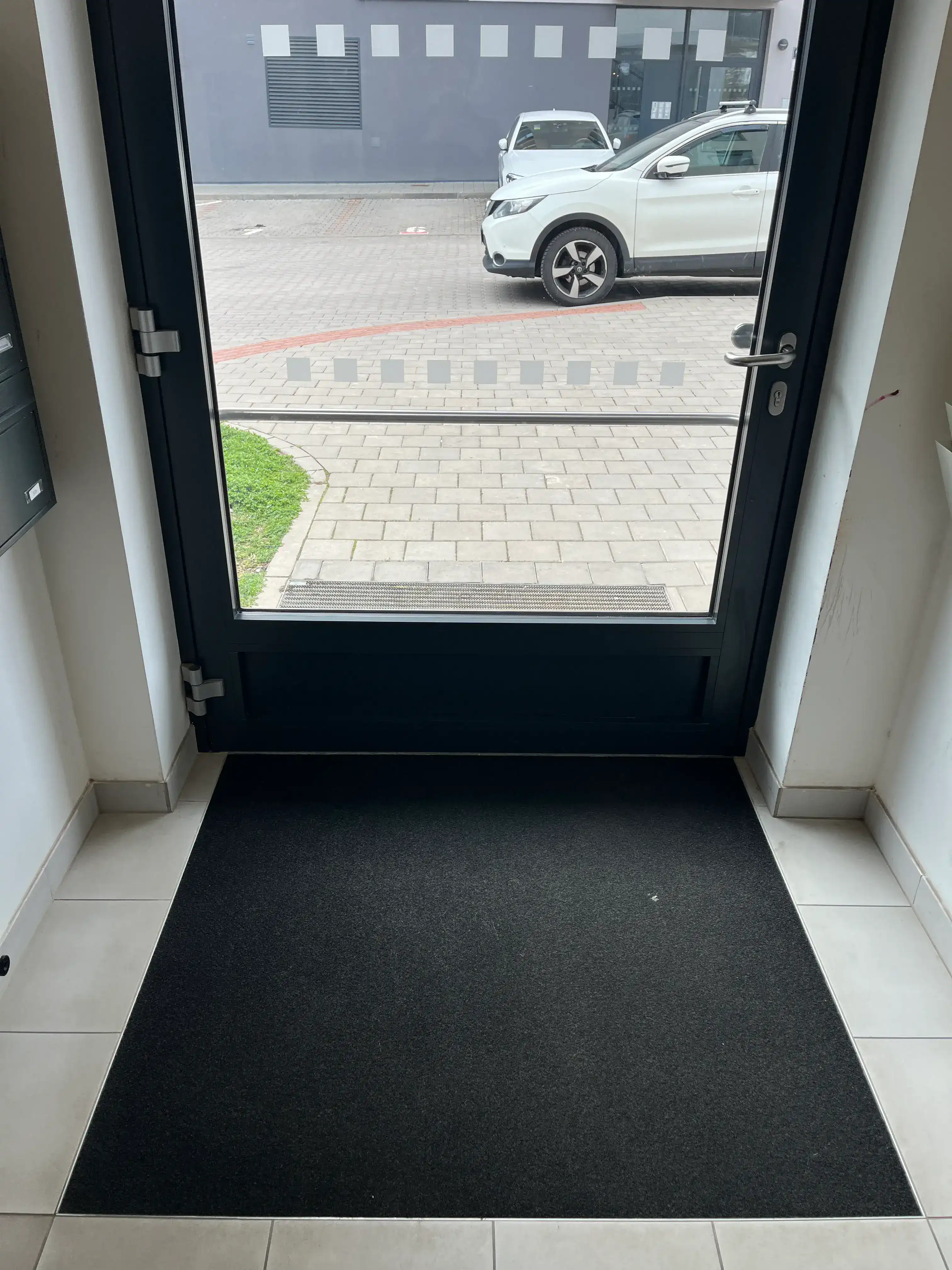 Po úklidu — Vstup do domu | PrimeClean Brno
